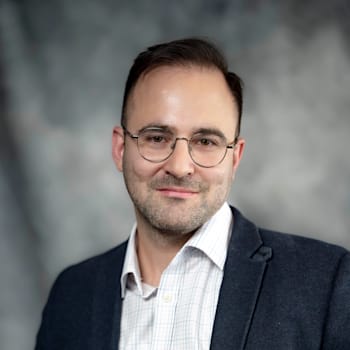 פנחס סמירנוב, מנהל 'חדר מבצעים' ביחידה לשיווק מבסיסי נתונים בבנק הבינלאומי / צילום: נטי לוי פנחס סמירנוב, מנהל 'חדר מבצעים' ביחידה לשיווק מבסיסי נתונים בבנק הבינלאומי / צילום: נטי לוי