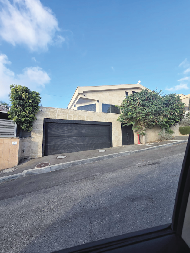 הווילה ברחוב נורווגיה 5 בשכונת דניה בחיפה. רחוב אינטימי ללא מוצא / צילום: דובי בן גדליהו הווילה ברחוב נורווגיה 5 בשכונת דניה בחיפה. רחוב אינטימי ללא מוצא / צילום: דובי בן גדליהו