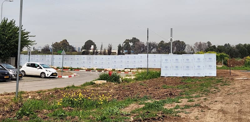 Fencing goes up Petah Tikva's Segula neighborhood  credit: NTA